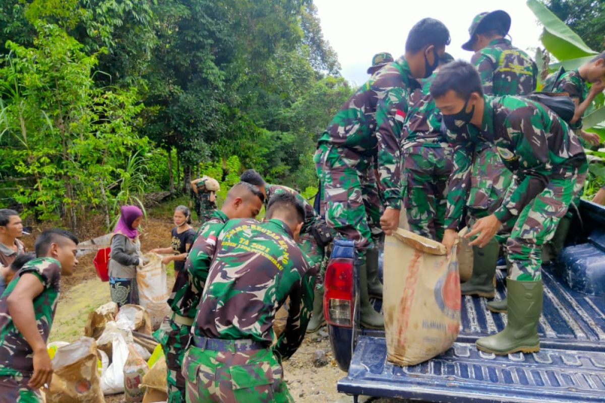 Satgas TMMD 110 Putussibau angkut pasir bersama warga Pengkadan