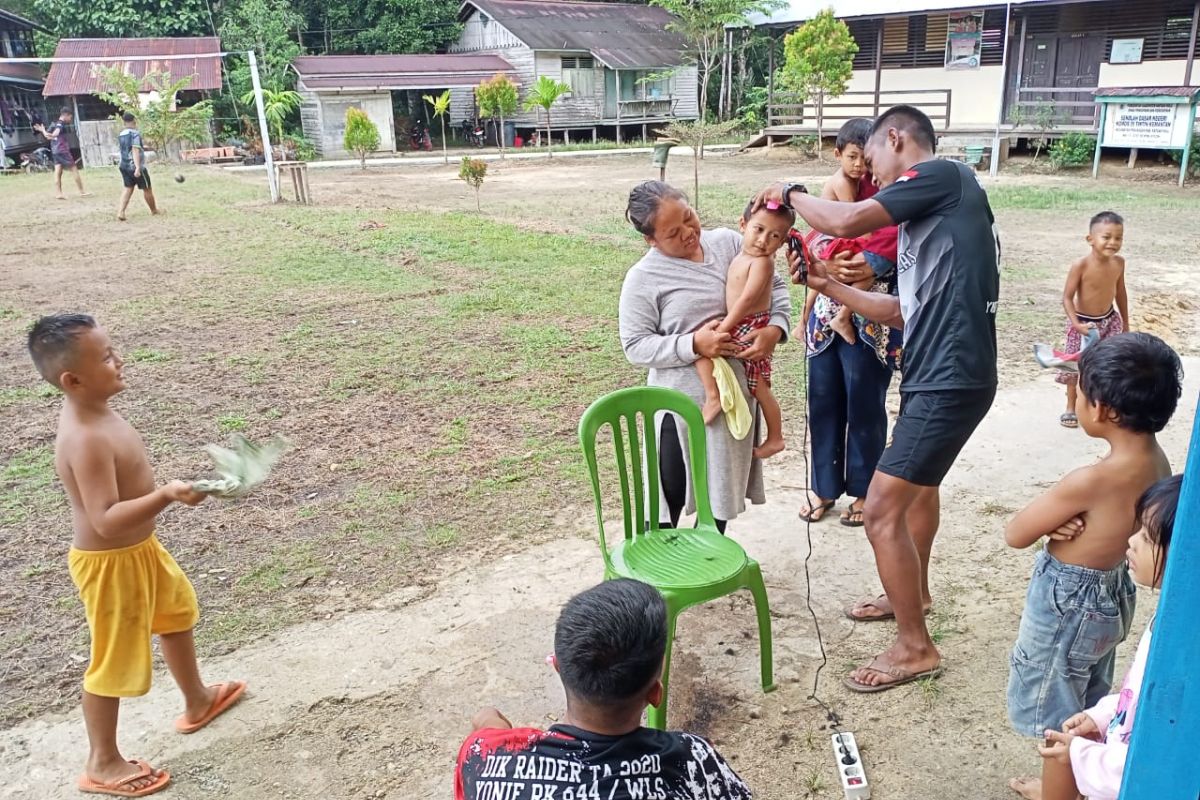 Anak-anak antri cukur rambut seperti anggota TMMD