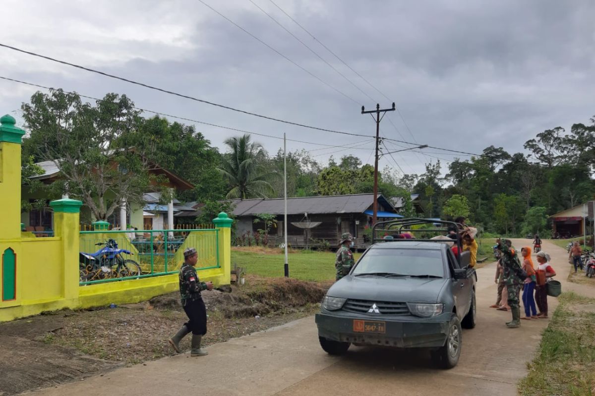 Satgas TMMD bergotong royong angkut pasir bangun tempat berwudhu