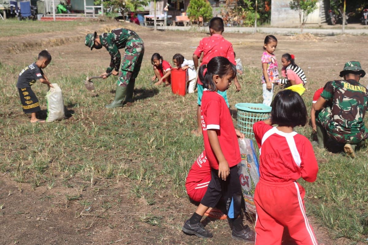 Kerja bakti TMMD bersihkan lingkungan Sekolah Dasar Pengkadan