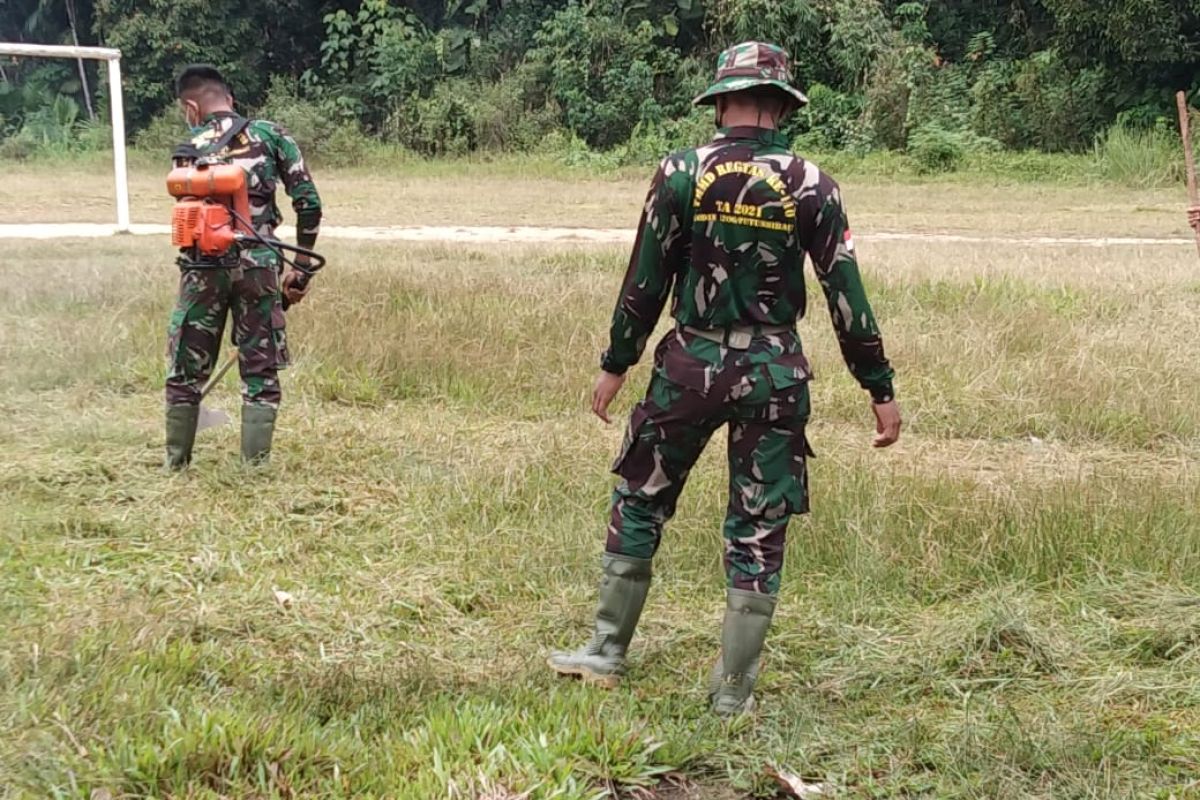 Satgas TMMD Kodim 1206/PSB  bersihkan lapangan Sepakbola