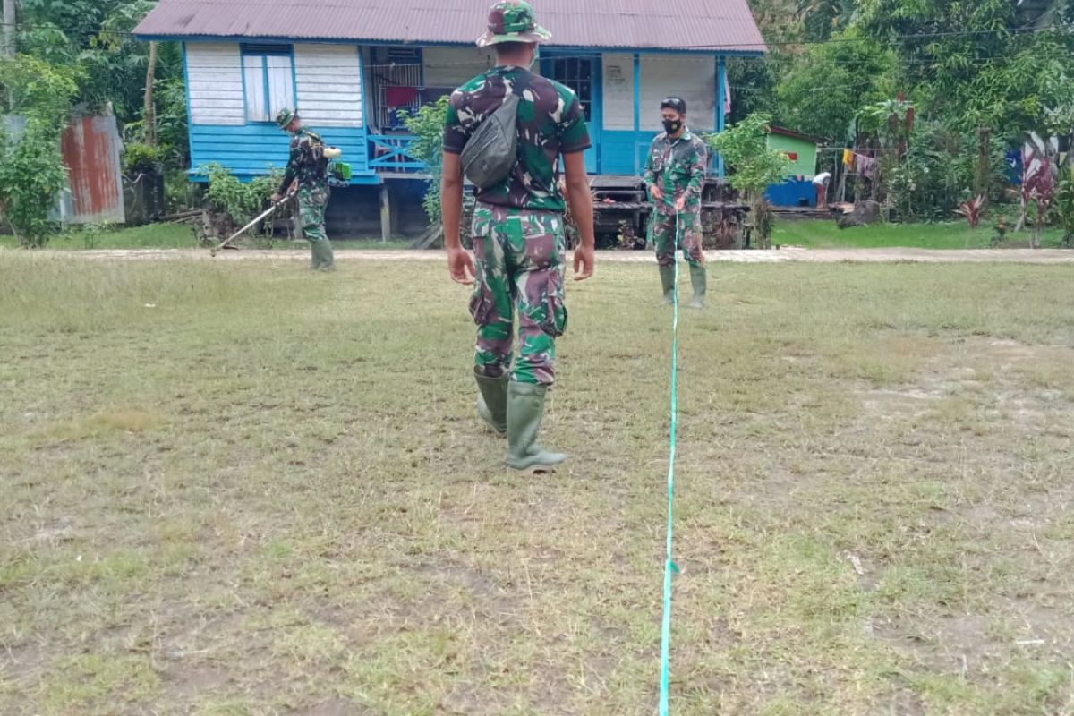 Garis lapangan sepakbola kenangan Satgas TMMD 110 Kodim 1206/PSB