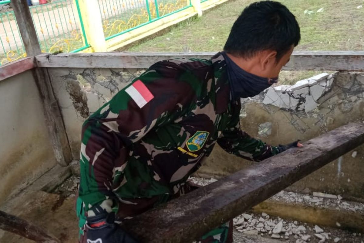 Satgas TMMD gotong royong bongkar bangunan wudhu Masjid Al-Mubarak