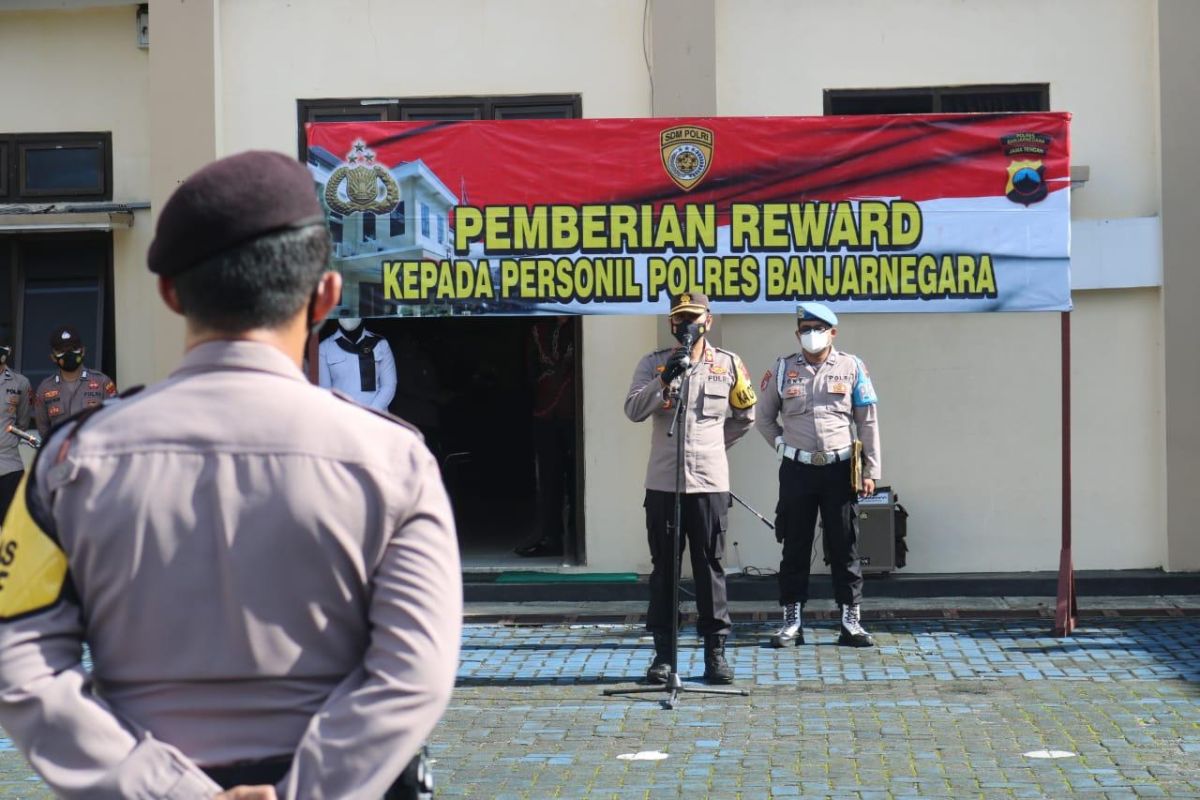 Polres Banjarnegara beri penghargaan pada 13 anggota berprestasi