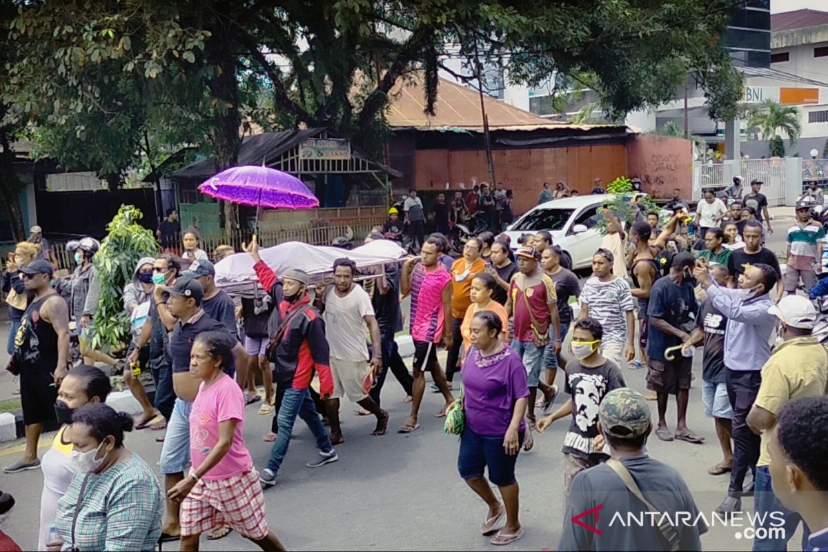 Jenazah korban penikaman diarak massa di Manokwari