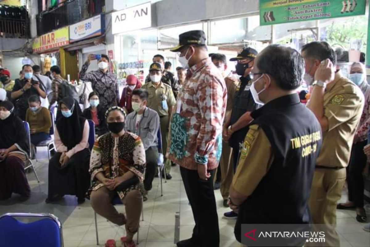 Governor witnesses vaccination of Banjarmasin's merchants