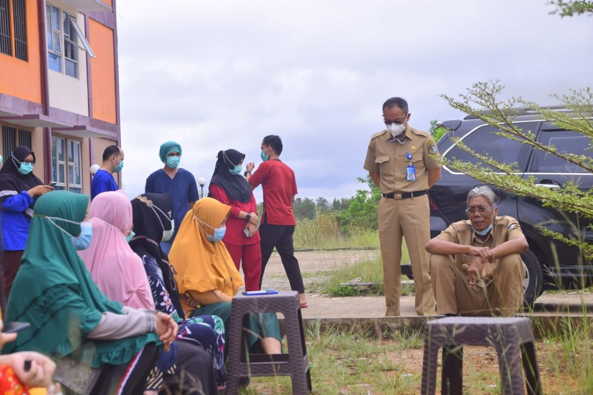 Bupati Jarot sambangi puluhan pasien positif COVID-19