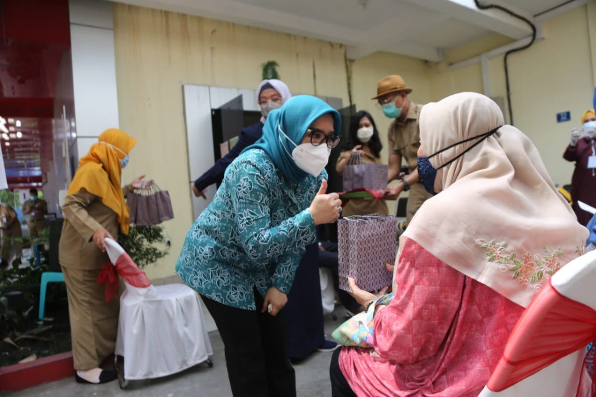 Ketua PKK Surabaya semangati para lansia penerima vaksin