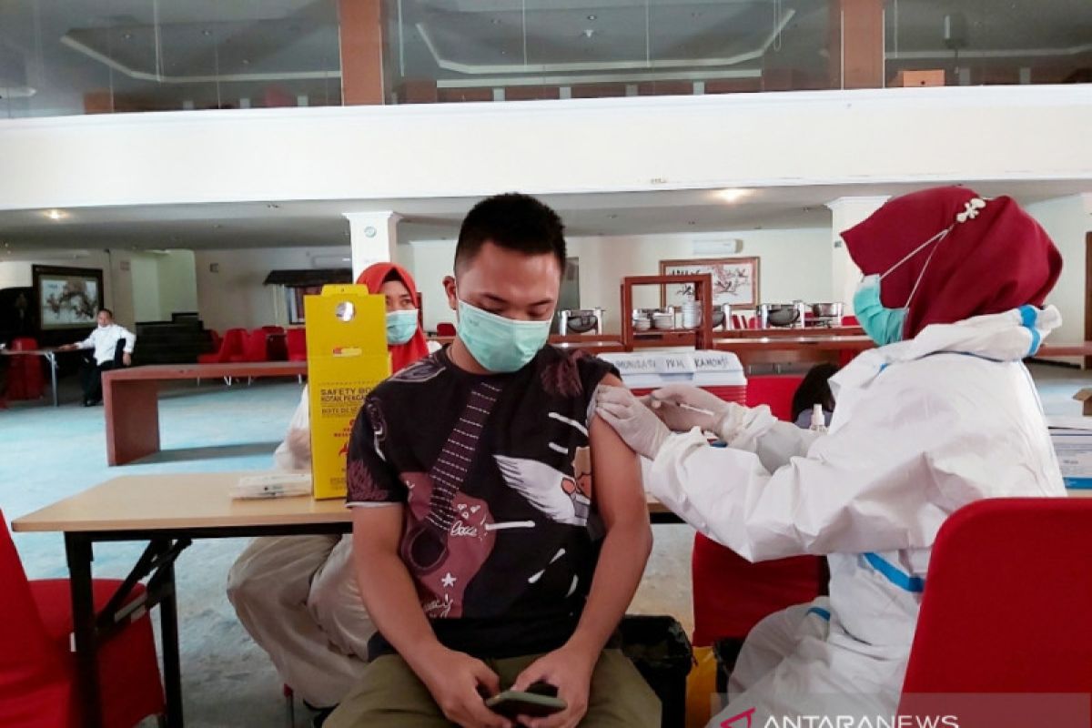 710 pekerja hotel dan restoran di Kota Palu  jalani vaksinasi COVID-19