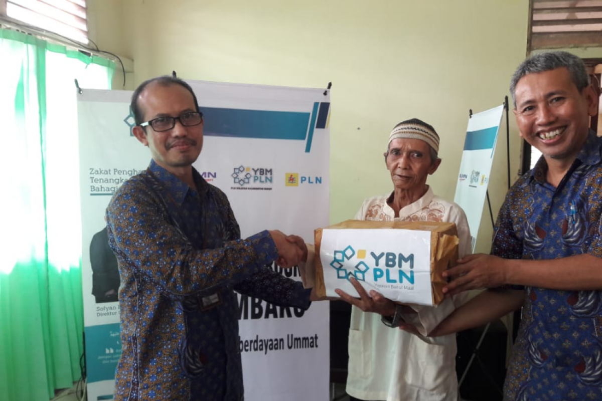 YBM PLN Kalbar dan IKPLN salurkan bantuan melalui program bedah rumah