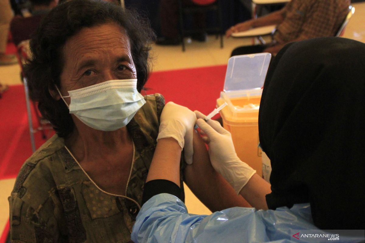 4.574 lansia di NTT sudah jalani vaksinasi COVID dosis pertama