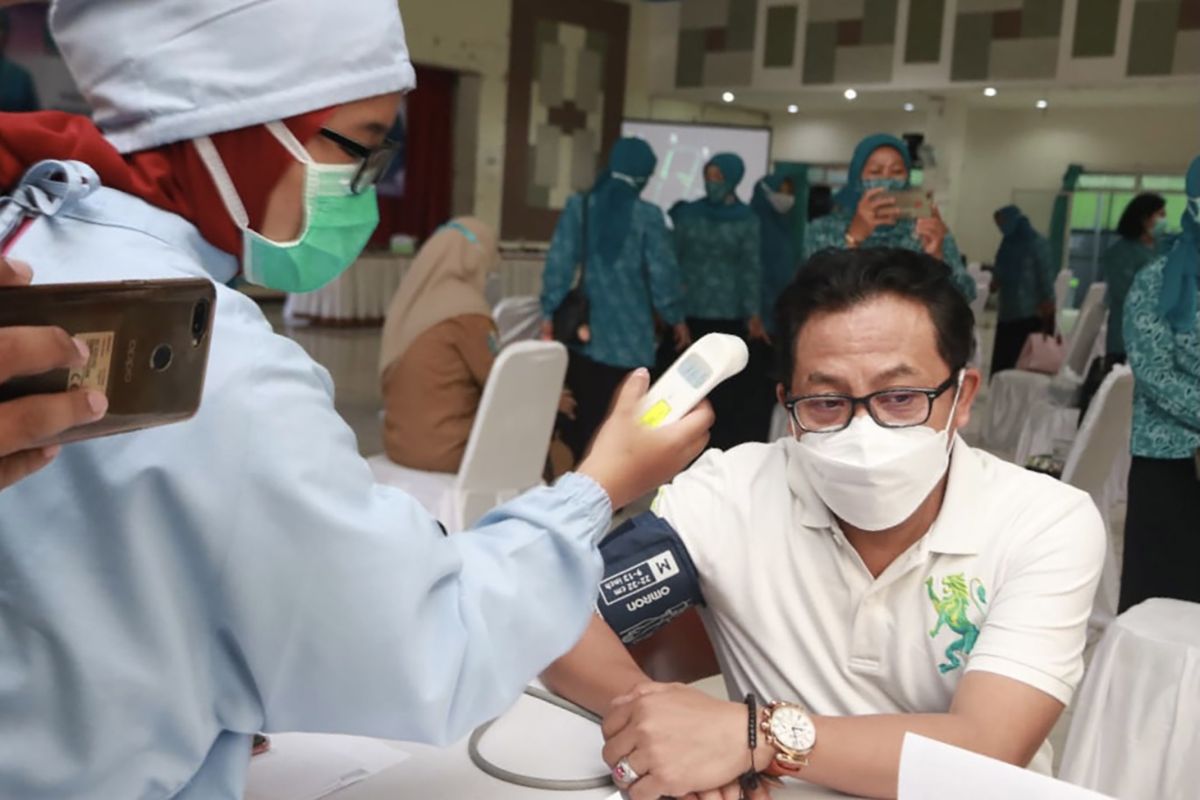 Pernah positif COVID-19, Wali Kota Malang dan istrinya disuntik vaksin