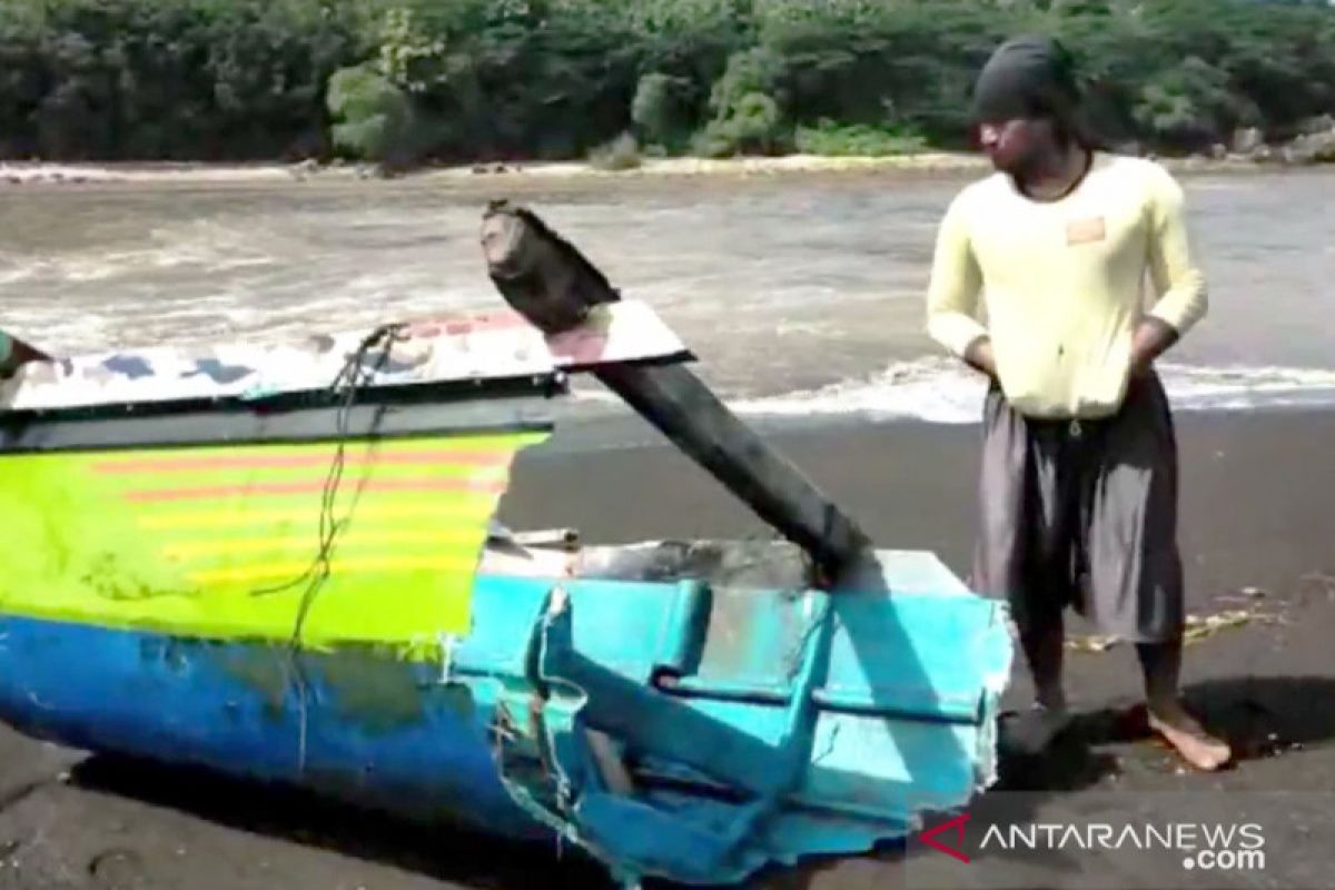 Empat perahu hancur diterjang ombak di Puger Jember, satu ABK hilang