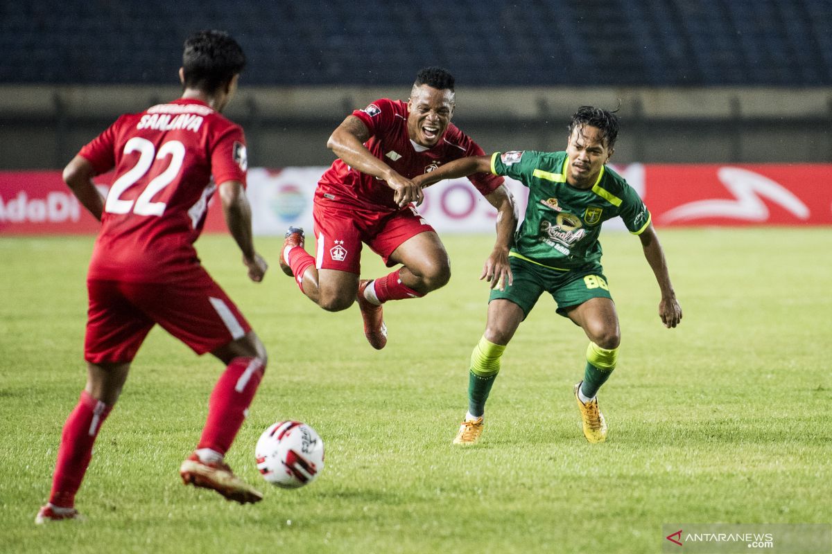 Dua gol pinalti Samsul Arif bawa Persebaya taklukkan Persik 2-1