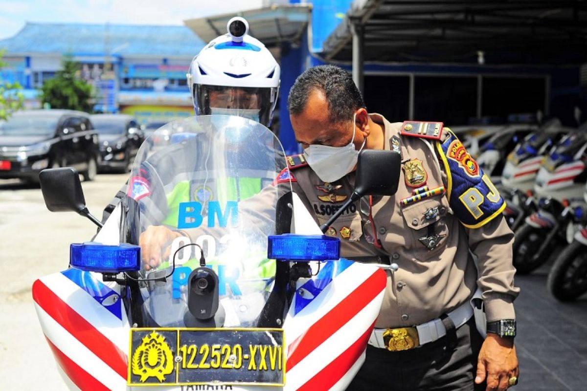 Helm Polantas dilengkapi kamera portabel