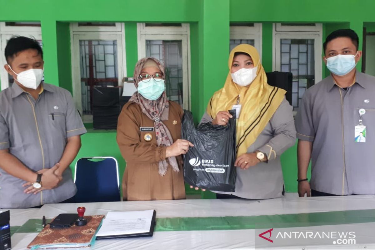 BPJamsostek Sultra Serahkan 250 Paket Sembako Untuk Lansia Kendari