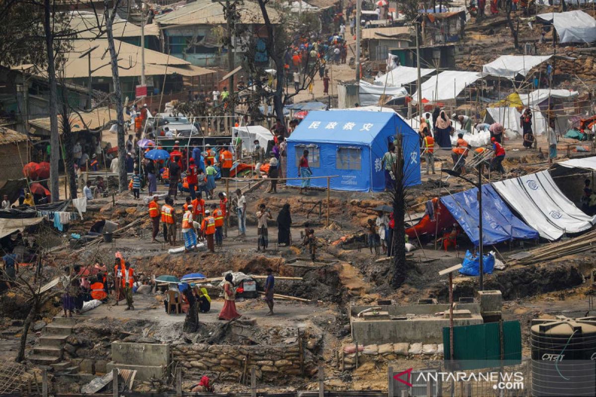 Rohingya di Bangladesh membangun kembali gubuk mereka setelah kebakaran