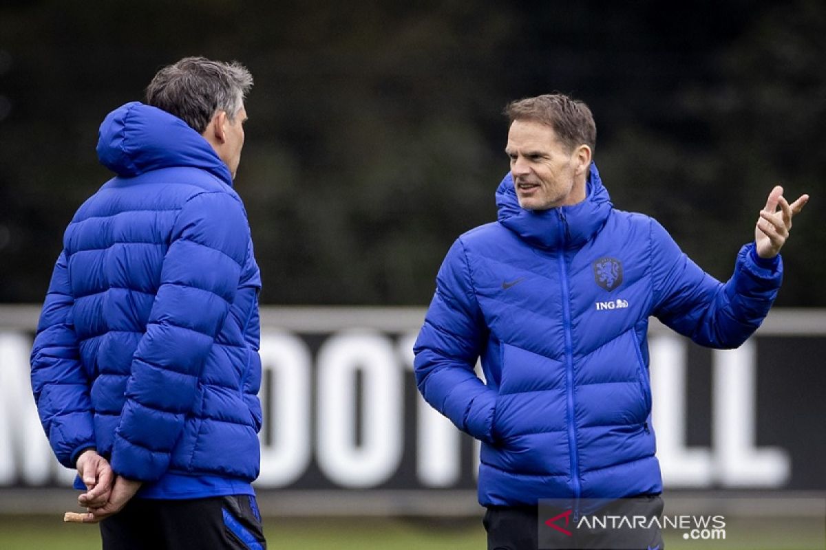 Frank de Boer meminta media fokus ke sepak bola