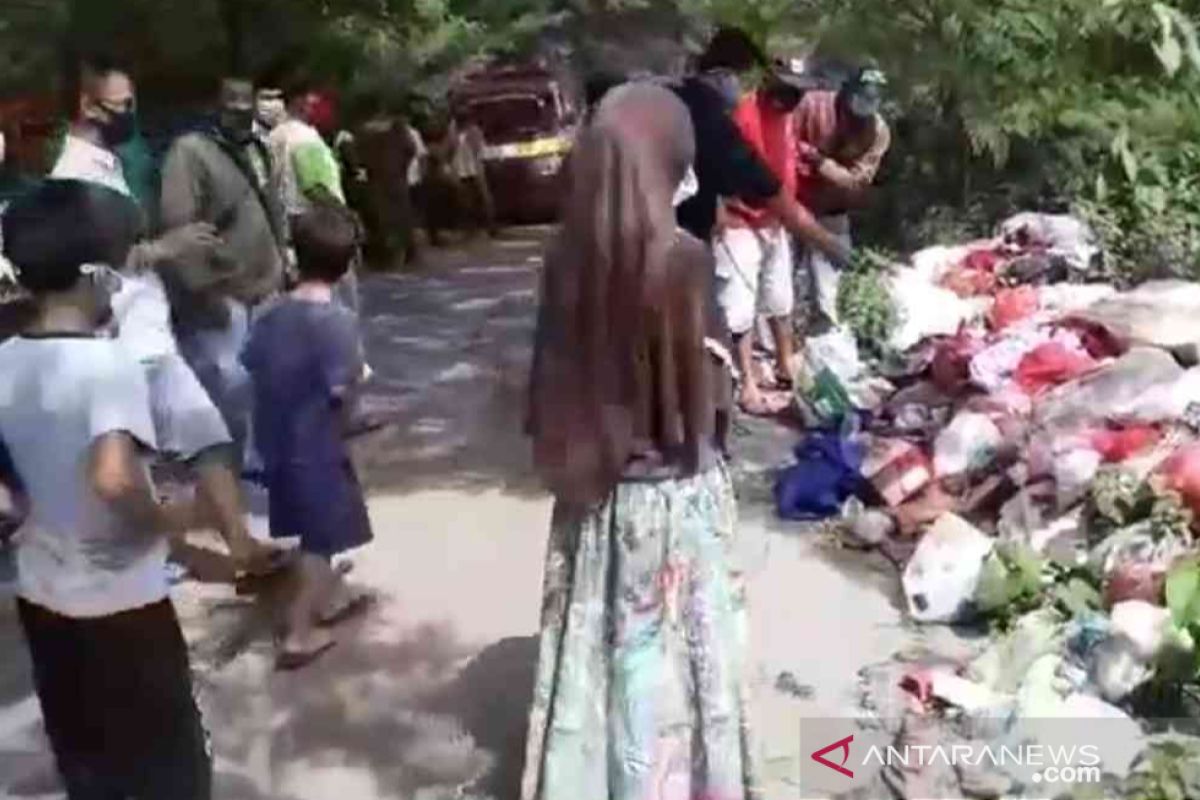 Penemuan mayat bayi dalam kardus di tempat sampah hebohkan warga Bekasi (video)