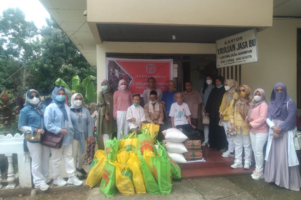 Ladies REI Sumbar berbagi dengan Panti Jompo Jasa Ibu