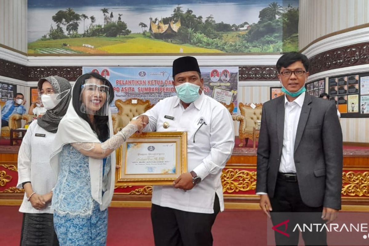Bupati Padang Pariaman terima Penghargaan ASITA award