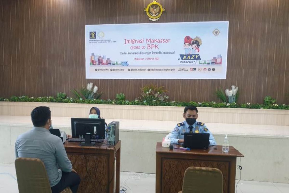 Imigrasi Makassar beri pelayanan "Eazy Passport" di BPK Sulsel