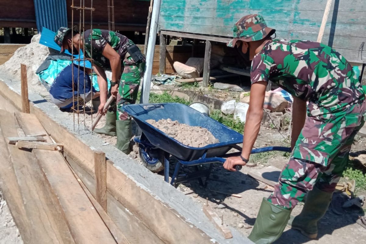 Satgas TMMD, bantu warga angkut bahan bangunan rumah