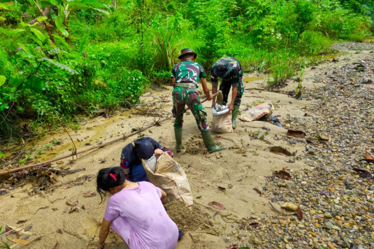 TP-PKK Hulu Pengkadan bantu TMMD 110 sediakan pasir dan batu