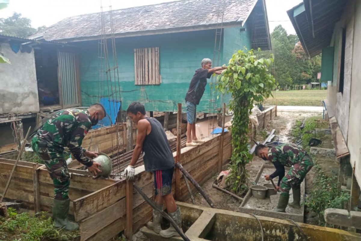 Serka Sukiman anggota Satgas TMMD bantu warga bangun rumah