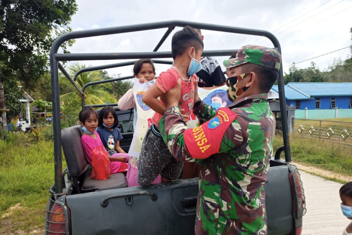 Praka M Zulfiqor manjakan anak dengan menaikan keatas mobil Koramil