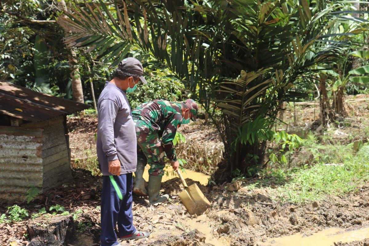 Satgas TMMD bantu warga buang genangan air di jalan