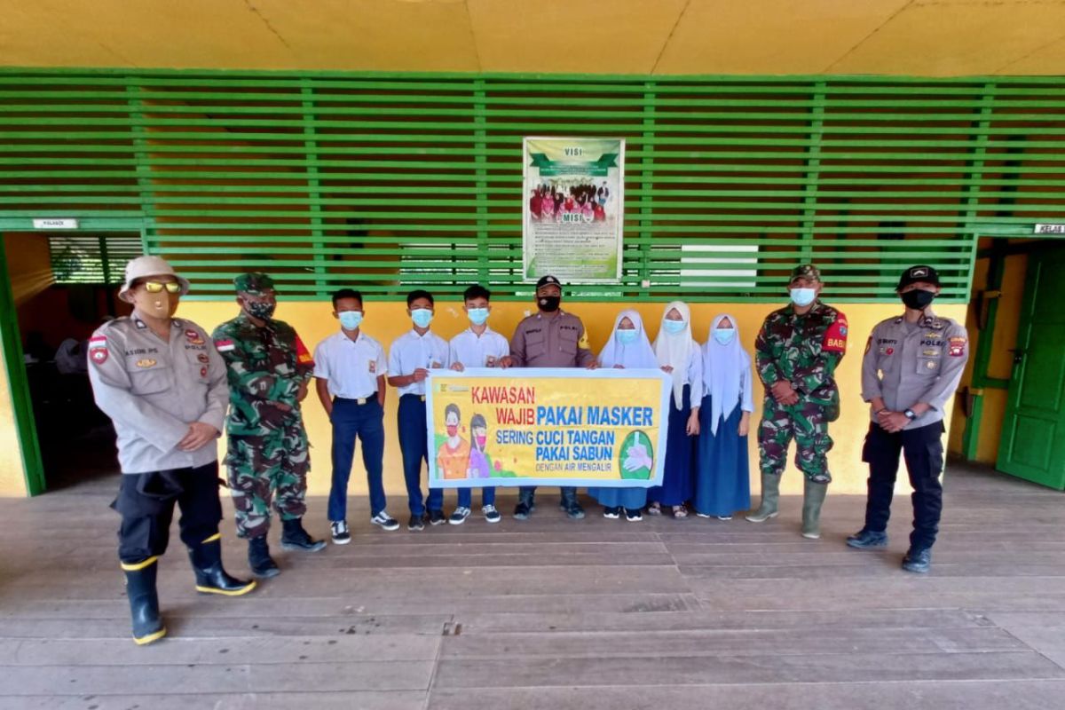 Datangi sekolahan, Satgas TMMD 110 Putussibau terapkan Protkes