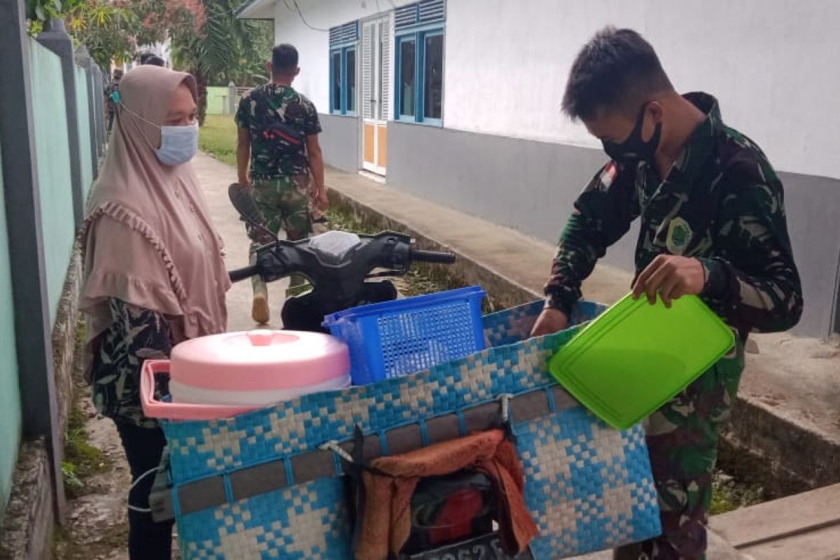 Berkah TMMD 110 untuk Susmawati, penjual jajanan keliling