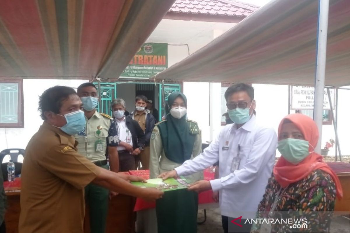 Kepala BPPSDMP serahkan mahasiswa Polbangtan Medan dampingi petani panen kentang food estate