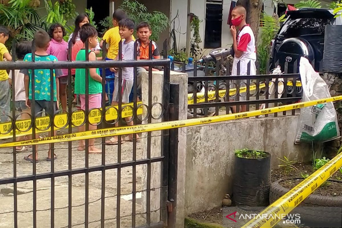 Polisi mengamankan lokasi penemuan granat manggis di Medan