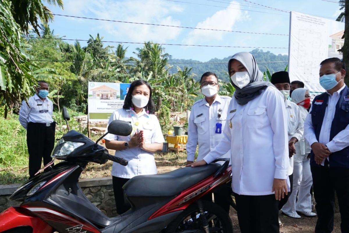 Bupati Banyuwangi berikan sepeda motor operasional untuk bidan desa