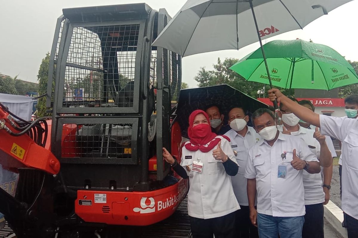 Bandarlampung terima bantuan excavator mini dari PT Bukit Asam