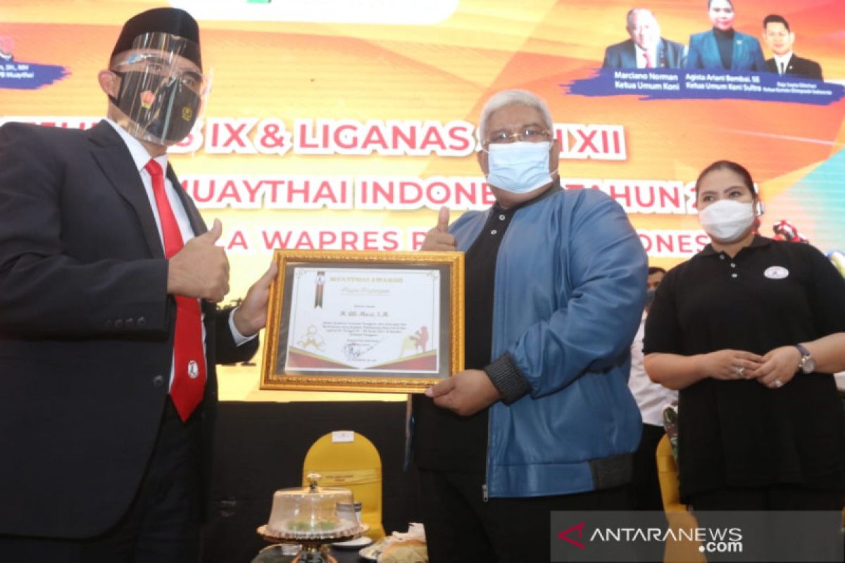 Gubernur dan Ketua KONI Sultra Terima Penghargaan "Muaythai Award"