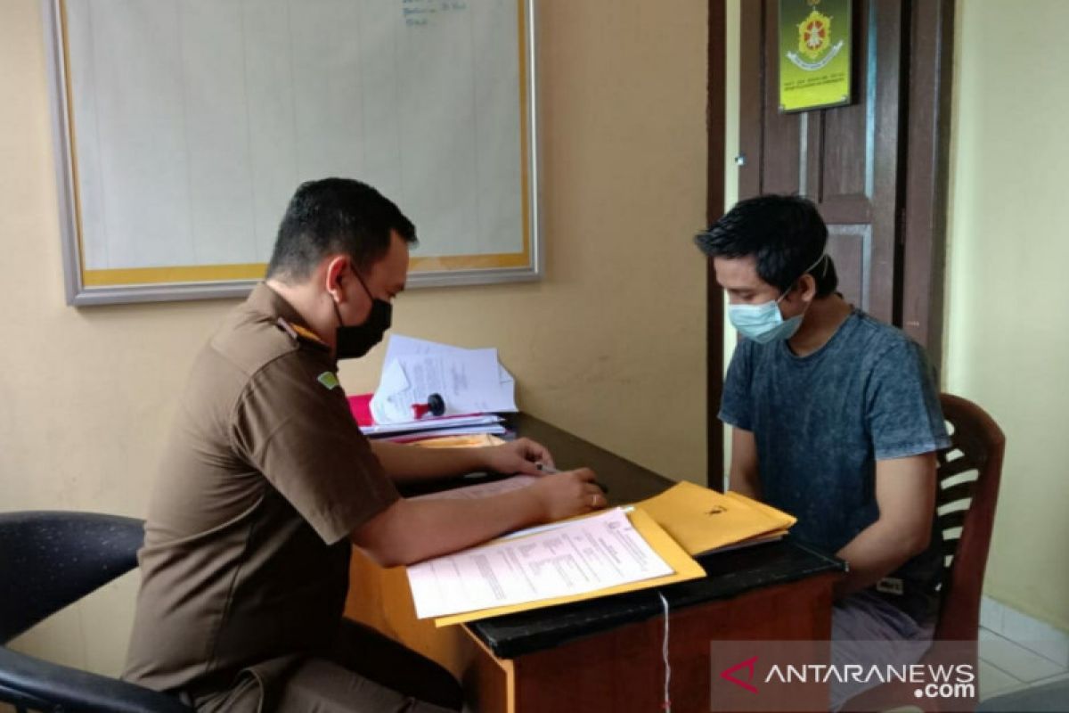 Tim Penyidik Kejari Bangka Selatan serahkan tersangka Tipikor DAK Dinas Pendidikan