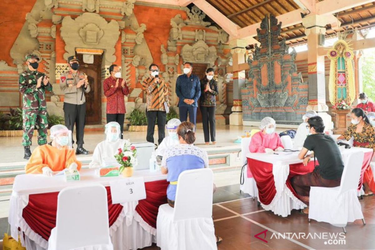 Mendagri tinjau vaksinasi massal di Ubud