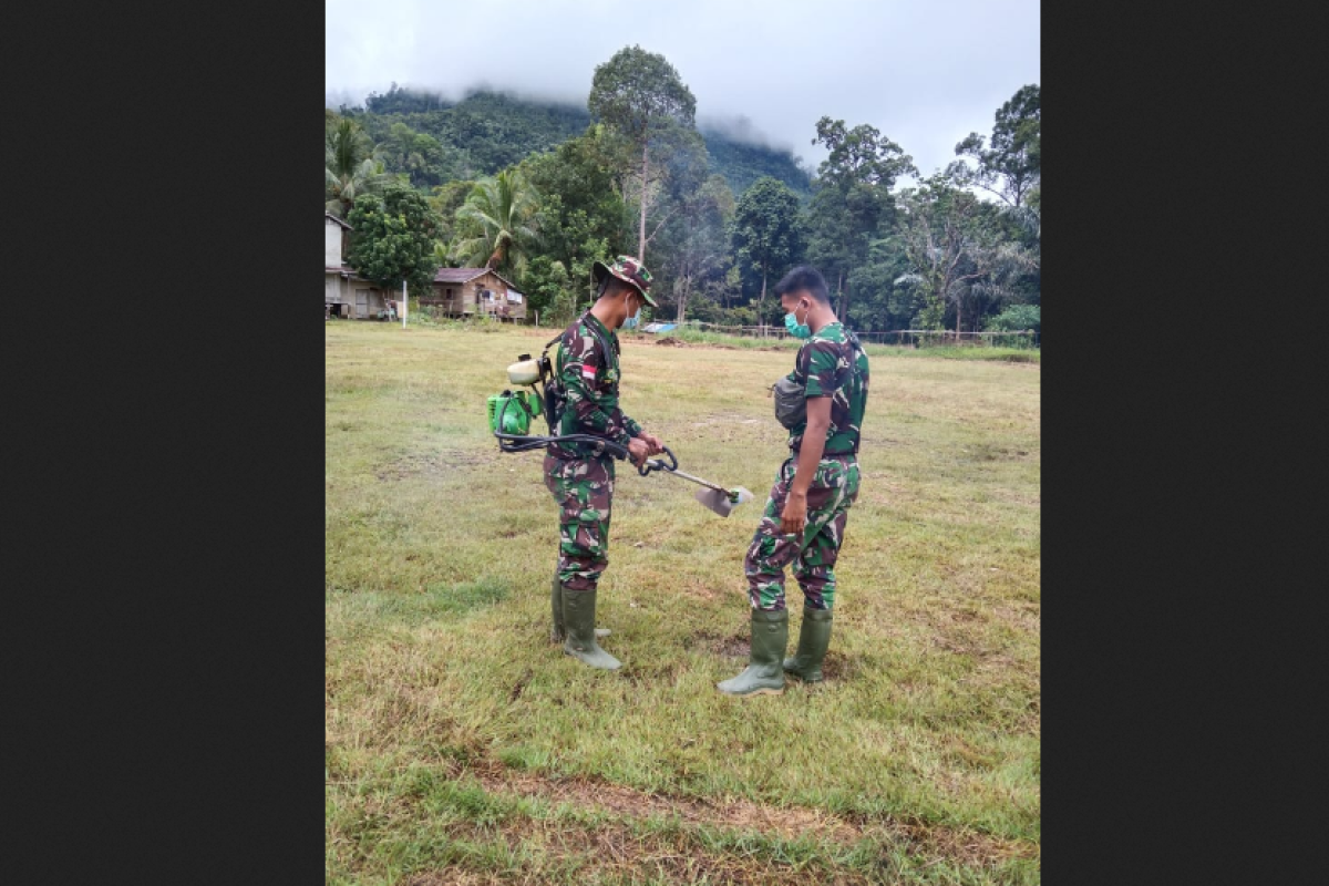 Satgas TMMD rapikan rumput lapangan bola mengunakan mesin