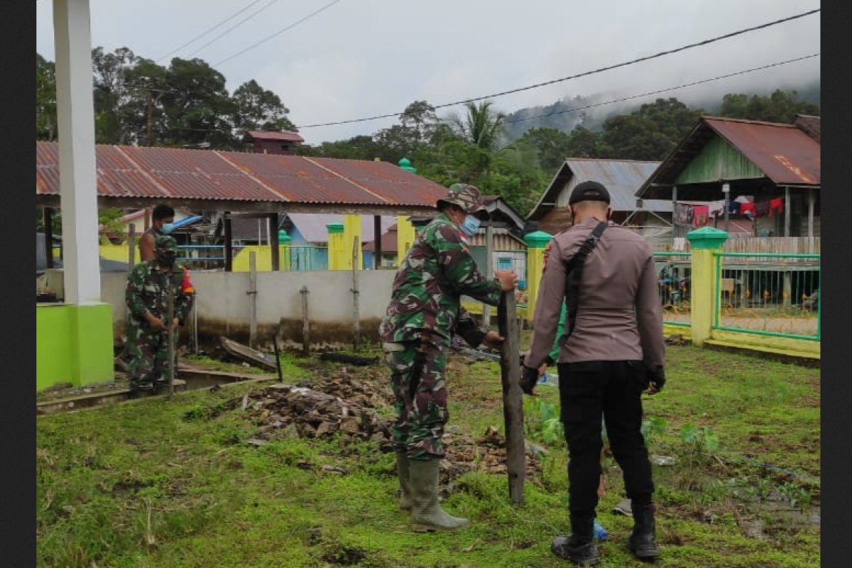 Satgas TMMD 110 Kodim 1206/PSB pasang tiang pondasi tempat wudhu