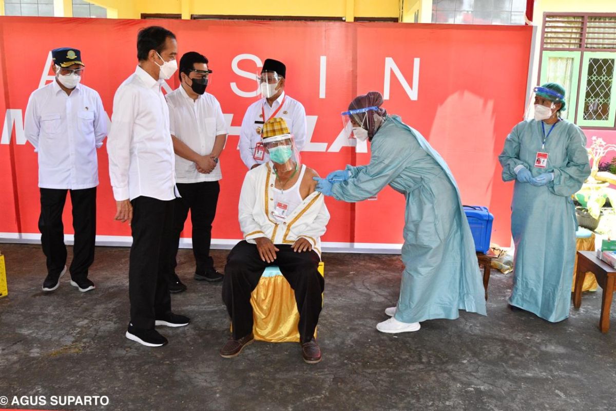 Presiden Jokowi tinjau vaksinasi di Halmahera Utara