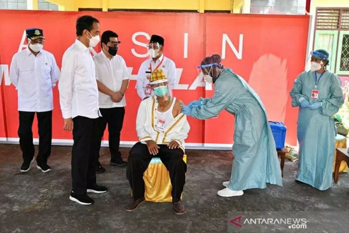 Jokowi saksikan vaksinasi COVID-19 untuk para seniman