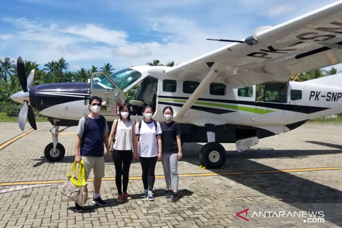 Empat penumpang lakukan penerbangan perdana di bandara Singkawang