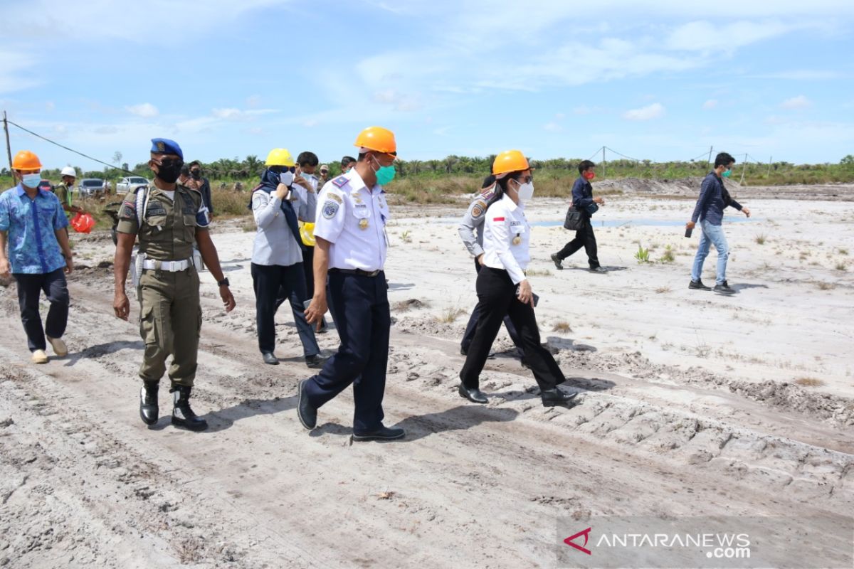 Tjhai Chui Mie tinjau pengerjaan pembersihan lahan bandara