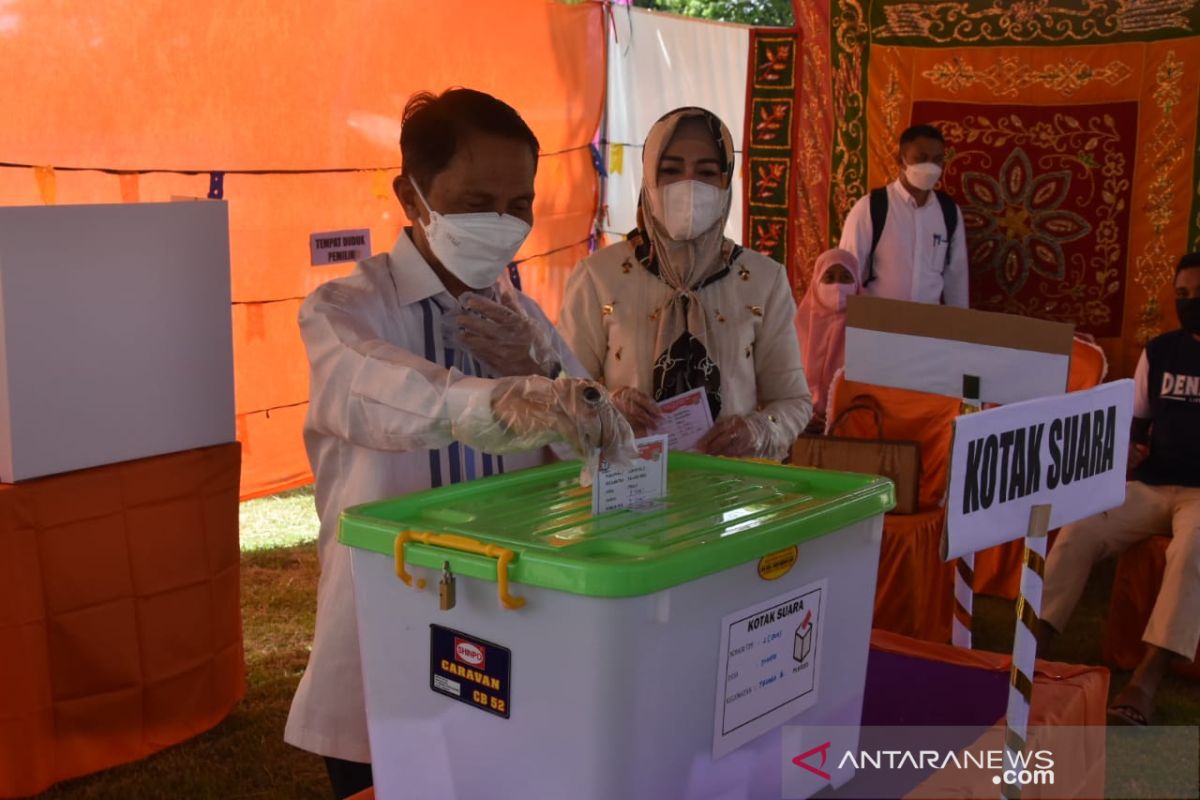 Bupati Gorontalo gunakan hak pilih pada Pilkades