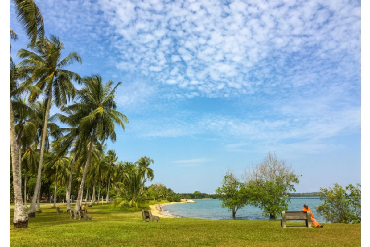 Nikmati suasana pantai dengan beragam fasilitas di Pasir Ris