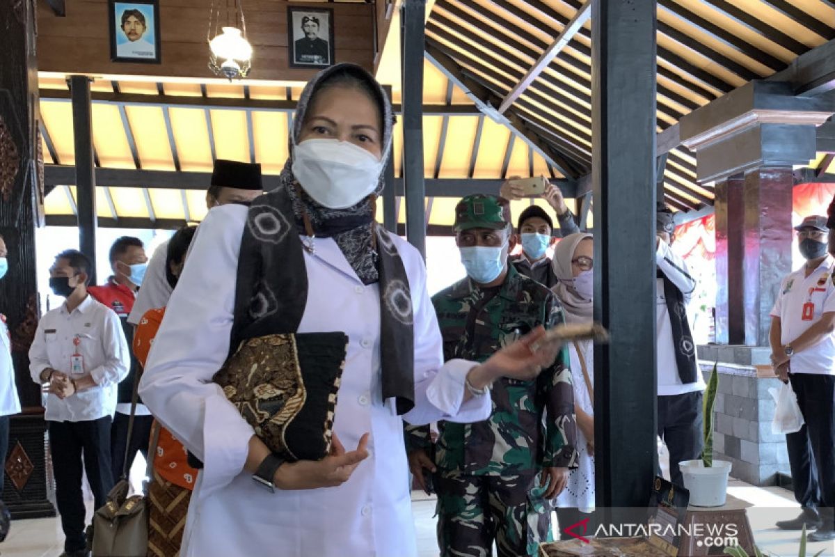 Wali Kota Batu Dewanti Rumpoko mengaku tidak diperiksa KPK