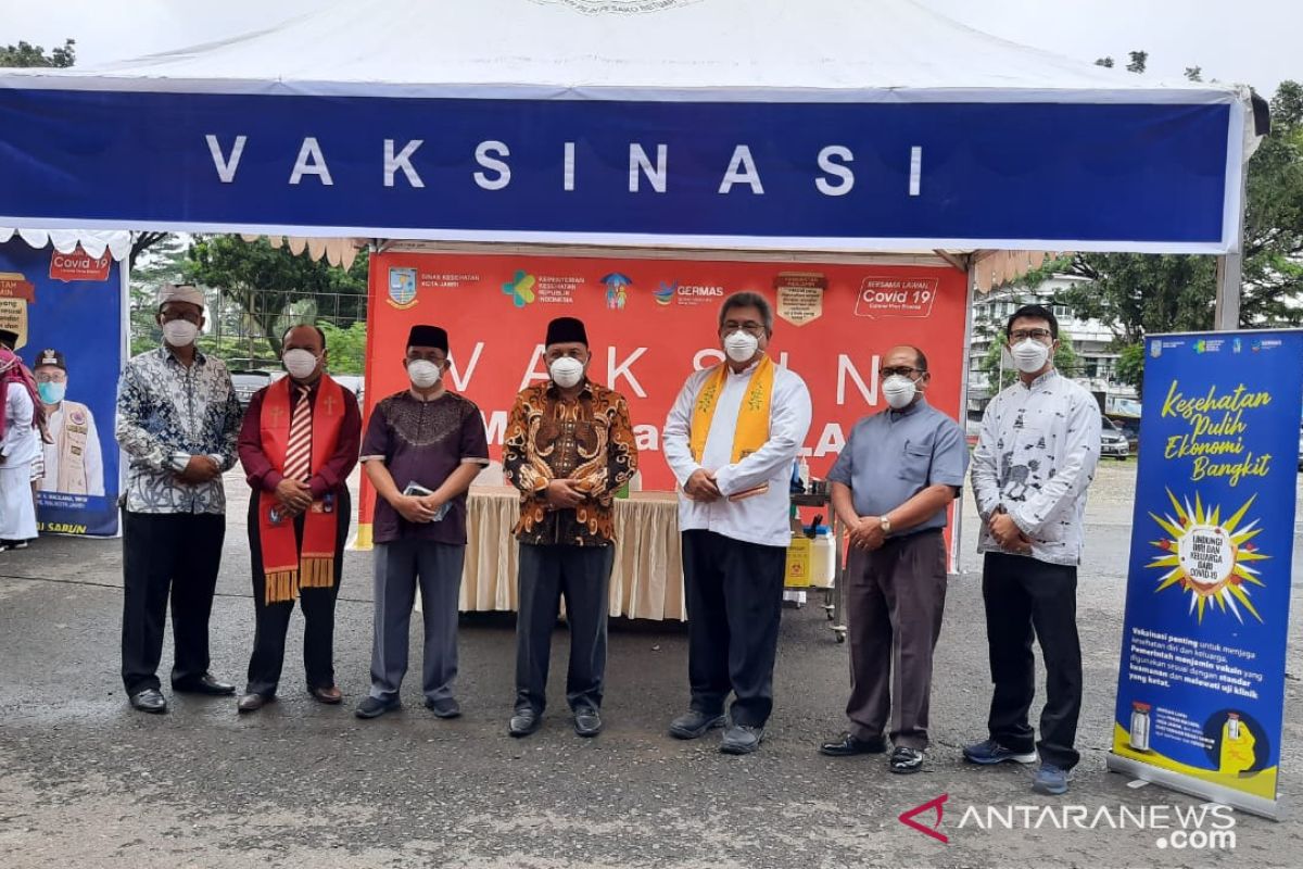 Pemuka agama dan lansia Jambi peroleh vaksinasi COVID-19